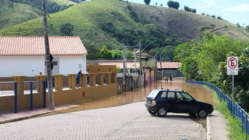 Chuvas: família fica desalojada após alagamentos em São Luiz do Paraitinga