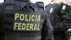 Computadores e documentos são apreendidos pela Polícia Federal durante uma operação