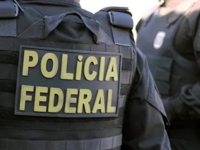 Computadores e documentos são apreendidos pela Polícia Federal durante uma operação