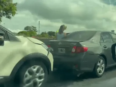 Acidente entre quatro carros causa congestionamento na Dutra em Roseira