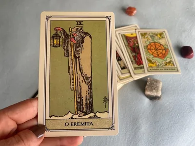 Previsões do Tarot 2025: "O Eremita" é a carta do ano; entenda significado