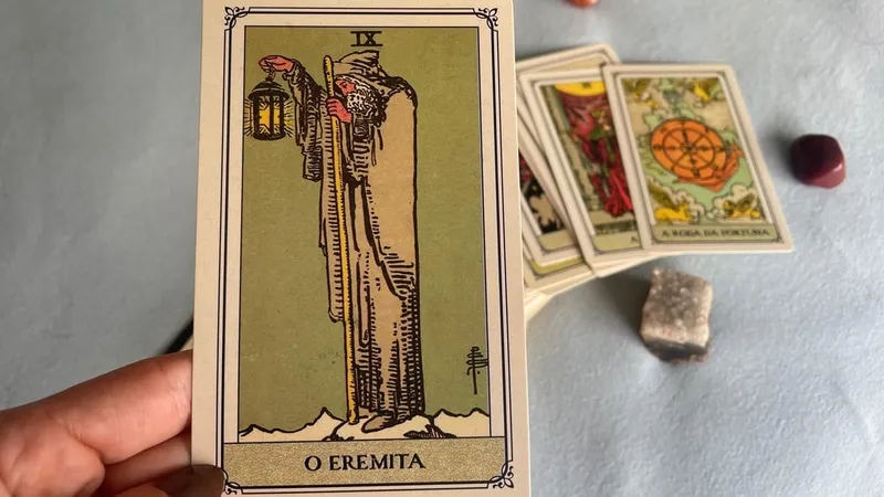 Previsões do Tarot 2025: "O Eremita" é a carta do ano; entenda significado