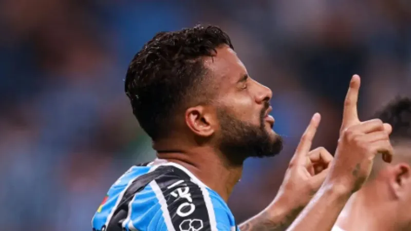 Reinaldo se despede do Grêmio: 'Orgulho por ter defendido o clube e saio pela porta da frente'