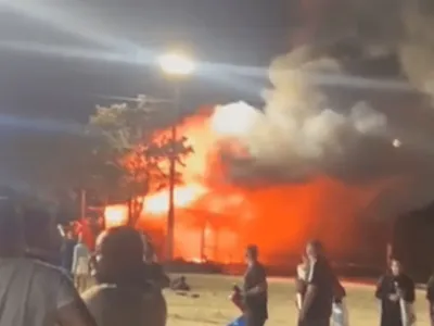 Galpão abandonado pega fogo e mobiliza Corpo de Bombeiros em Ubatuba, veja vídeo