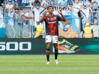 São Paulo renova com volante Luiz Gustavo por mais uma temporada