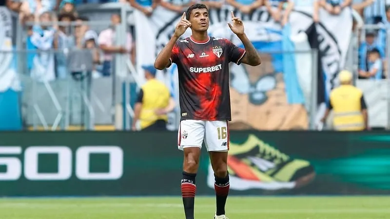 São Paulo renova com volante Luiz Gustavo por mais uma temporada