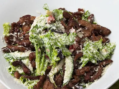 Salada de carne tailandesa é a opção leve e refrescante ideal para o verão