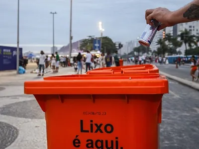 Réveillon 2025: Comlurb instala mais de 8 mil contêineres plásticos em toda orla da cidade