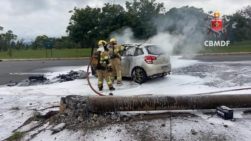 Carro bate em poste, pega fogo e deixa uma pessoa ferida em Brasília