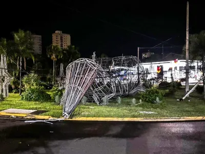 Ventania provoca estragos em rotatória e corte de energia em Araçatuba