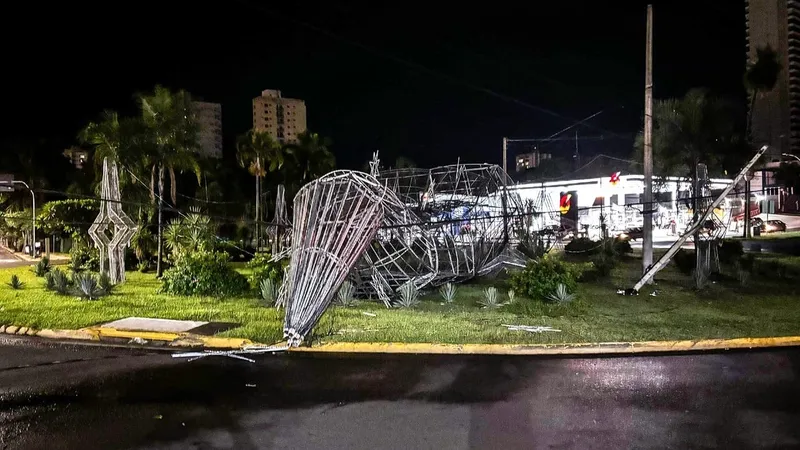 Ventania provoca estragos em rotatória e corte de energia em Araçatuba