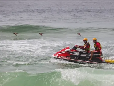 Bombeiros realizam buscas por homem desaparecido no mar de Guaratiba