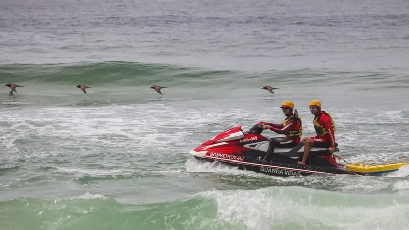 Bombeiros realizam buscas por homem desaparecido no mar de Barra de Guaratiba