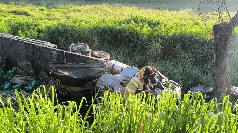 Carretas causam duplo acidente na BR-116, em Muriaé