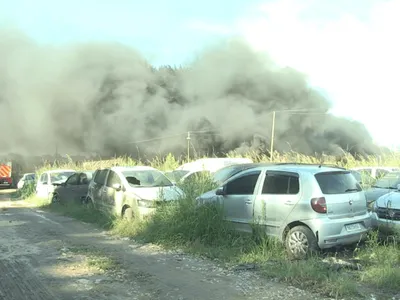 Vídeo: incêndio atinge pátio de veículos apreendidos pela Polícia Civil em SP