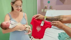 Primeiro bebê nascido no Hospital Unimed Bauru ganha uniforme do Noroeste