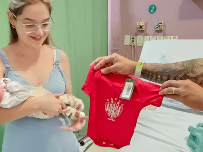 Primeiro bebê nascido no Hospital Unimed Bauru ganha uniforme do Noroeste