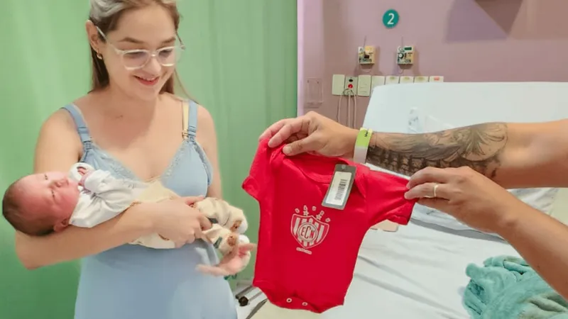 Primeiro bebê nascido no Hospital Unimed Bauru ganha uniforme do Noroeste