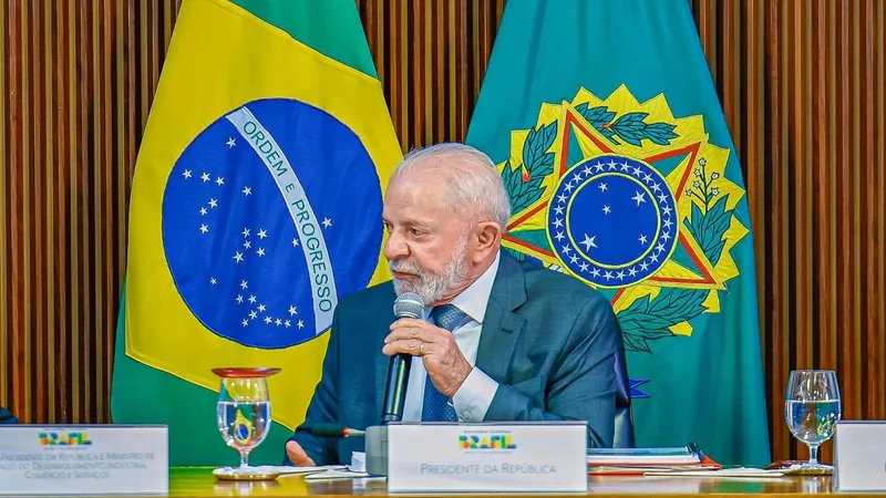 Lula oficializa reajuste de servidores, que terá impacto de R$ 18 bilhões nos cofres públicos