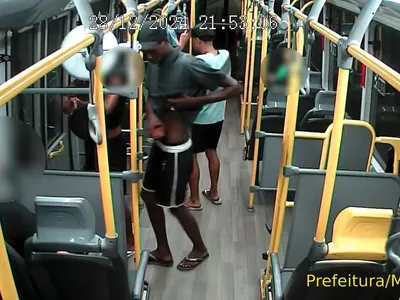 Bandidos fazem arrastão em ônibus do BRT; um dos passageiros é abordado de forma violenta