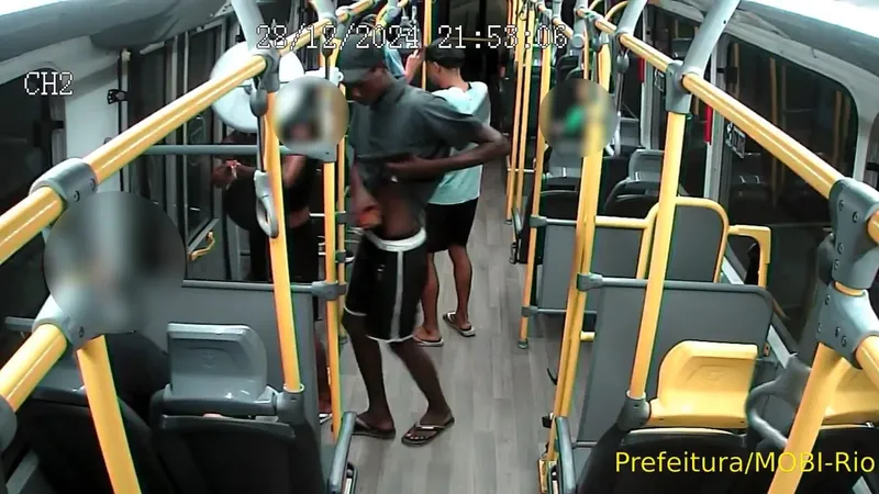 Bandidos fazem arrastão em ônibus do BRT; um dos passageiros é abordado de forma violenta