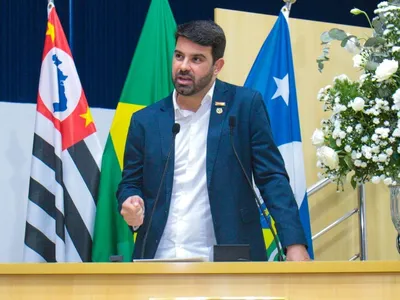 Sérgio Victor (Novo) toma posse como prefeito de Taubaté