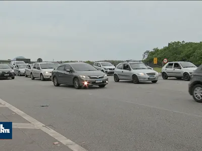 Sistema Anchieta-Imigrantes tem lentidão e congestionamento na volta para SP