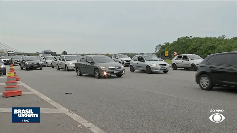 Sistema Anchieta-Imigrantes tem lentidão e congestionamento na volta para SP