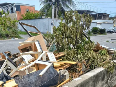 Moradores de São João de Meriti reclamam do acúmulo de lixo nas ruas da cidade