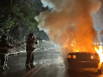 Carro fica totalmente destruído após pegar fogo na Rio-Santos em São Sebastião