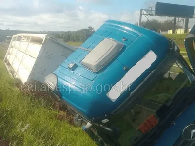 Motorista cochila ao volante e caminhão tomba na região de Bauru