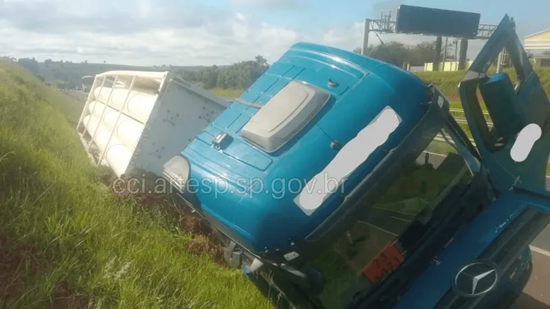 Motorista cochila ao volante e caminhão tomba na região de Bauru