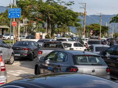 Travessia de balsa entre São Sebastião e Ilhabela causa transtorno no trânsito do Litoral Norte