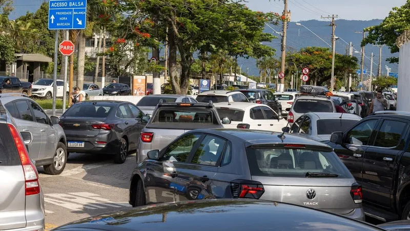 Travessia de balsa entre São Sebastião e Ilhabela causa transtorno no trânsito do Litoral Norte