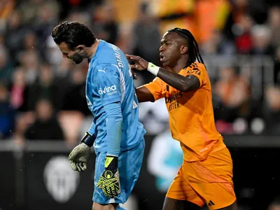 Vini Jr. revida provocação de goleiro e é expulso em estádio de caso de racismo