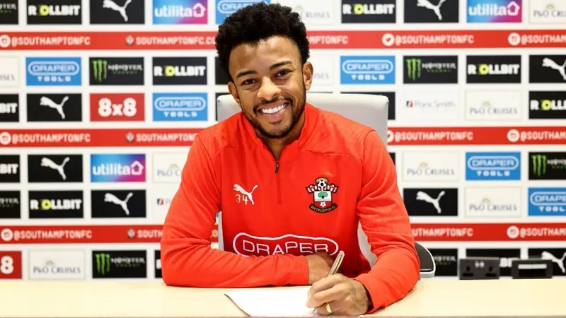 Ex-São Paulo, lateral Welington é apresentado como reforço do Southampton-ING