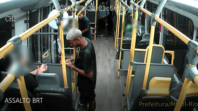 Um dos bandidos envolvido em arrastão em ônibus do BRT é preso pela PM nesta sexta-feira