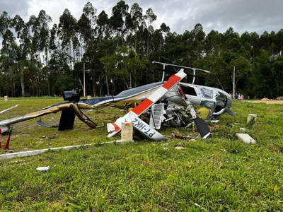 Helicóptero com cinco pessoas a bordo cai no litoral norte de Santa Catarina