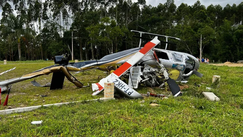 Helicóptero com cinco pessoas a bordo cai no litoral norte de Santa Catarina