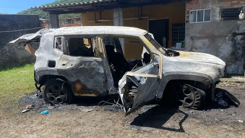 Homem morre carbonizado dentro de carro em Matinhos