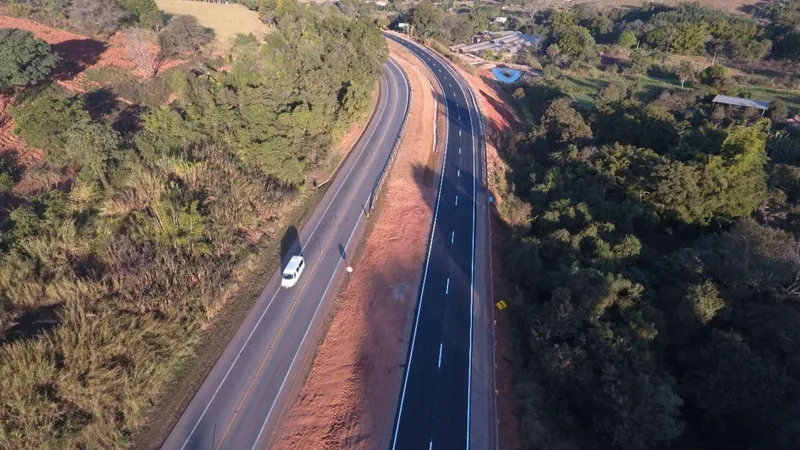 Acidente entre ônibus e carreta deixa morto e mais de 30 feridos em Minas Gerais