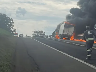 Caminhão carregado com carne pega fogo na região de Nova Granada