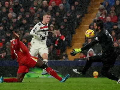 Liverpool e Manchester United ficam no empate em 2 a 2 em clássico eletrizante no Inglês