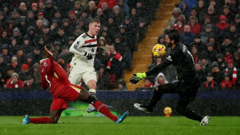 Liverpool e Manchester United ficam no empate em 2 a 2 em clássico eletrizante no Inglês