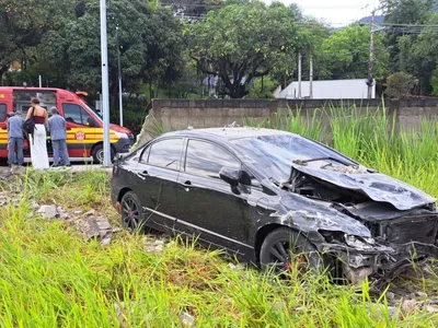 Motorista perde controle do carro e se choca com muro em São Sebastião