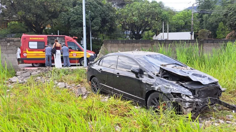 Motorista perde controle do carro e se choca com muro em São Sebastião