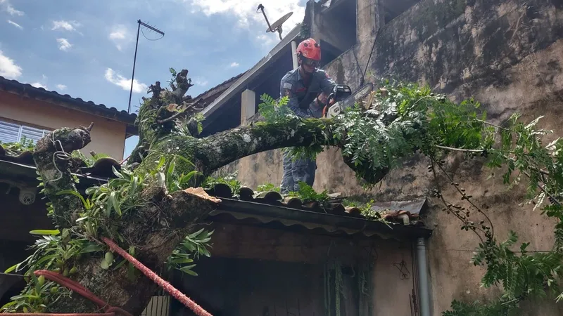 Caraguatatuba registra estragos e alagamentos após fortes chuvas no Litoral Norte