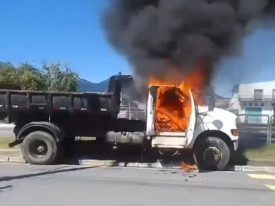 Caminhão pega fogo e mobiliza Corpo de Bombeiros em São Sebastião no Litoral Norte de SP