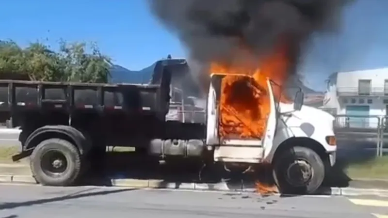 Caminhão pega fogo e mobiliza Corpo de Bombeiros em São Sebastião no Litoral Norte de SP