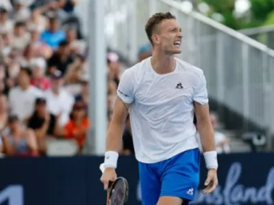 Lehecka conquista título em Brisbane após abandono de algoz de Djokovic